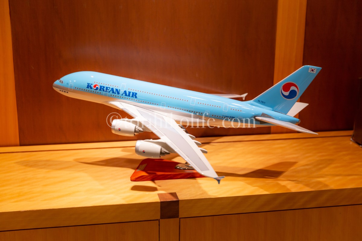 大韓航空ラウンジレセプションの横に飾られている大韓航空の飛行機A380のダイキャストモデル