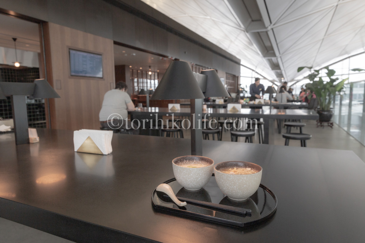 香港国際空港キャセイ ザ デッキ は 開放感抜群のオープンカフェ風ラウンジ とりひこライフ