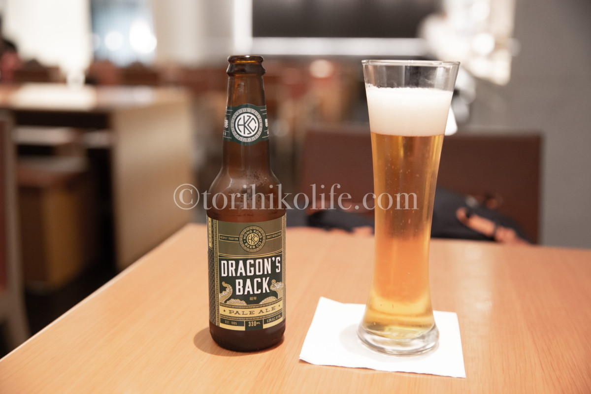 香港空港のワンワールドラウンジで提供される香港クラフトビールが置かれたラウンジテーブル