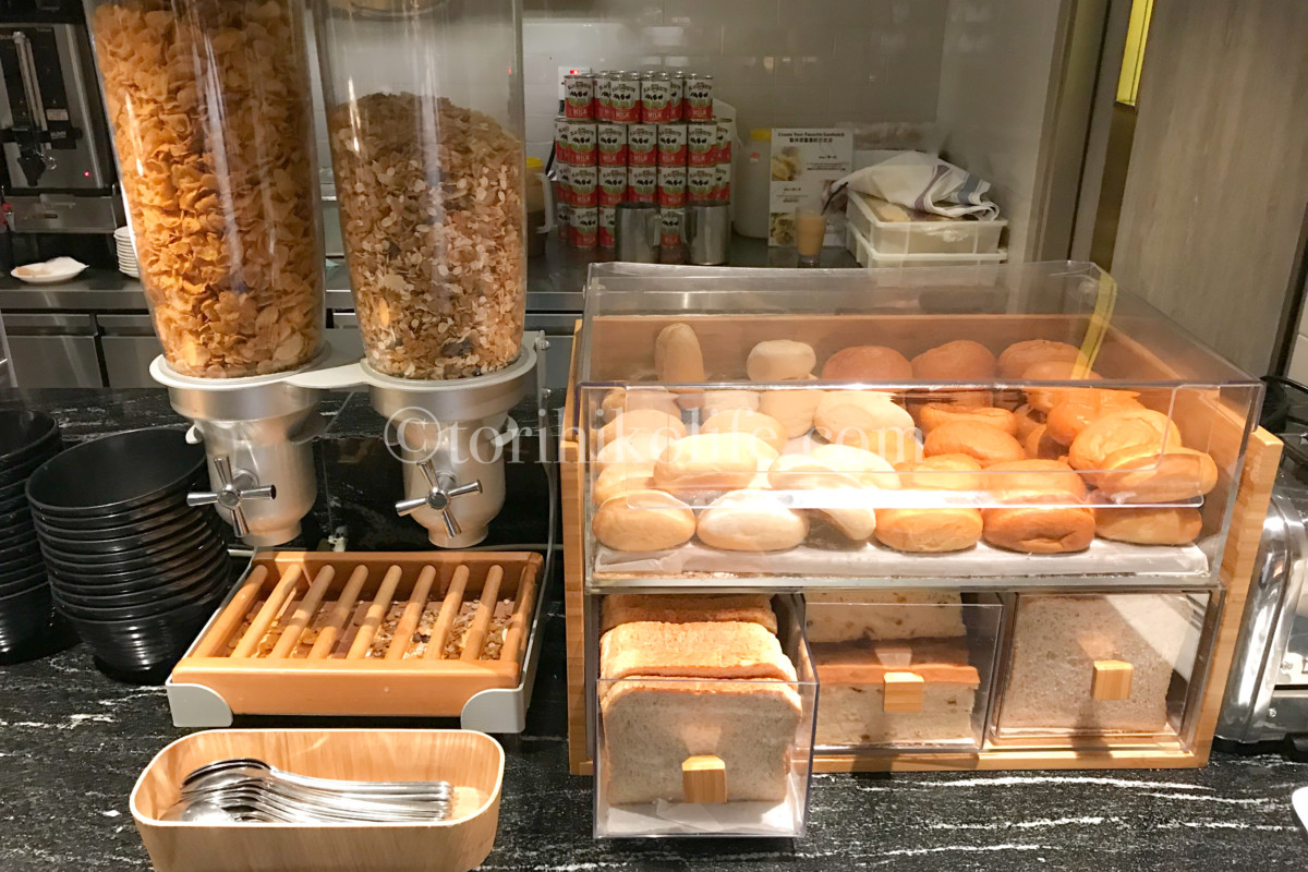 香港空港プラザプレミアムラウンジで提供されるシリアルとパン