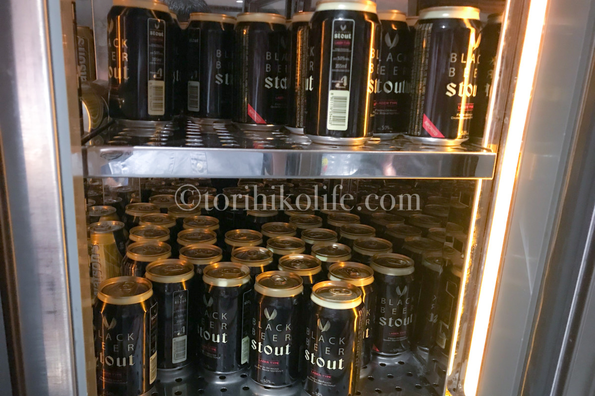 香港空港プラザプレミアムラウンジの冷蔵庫内にあるビール