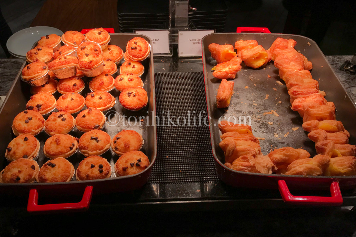 香港空港プラザプレミアムラウンジで提供されるタルトとデニッシュパン