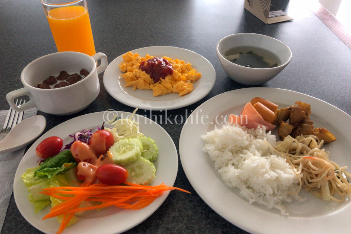 シアムマンダリナホテルで朝食が盛り付けられたテーブル