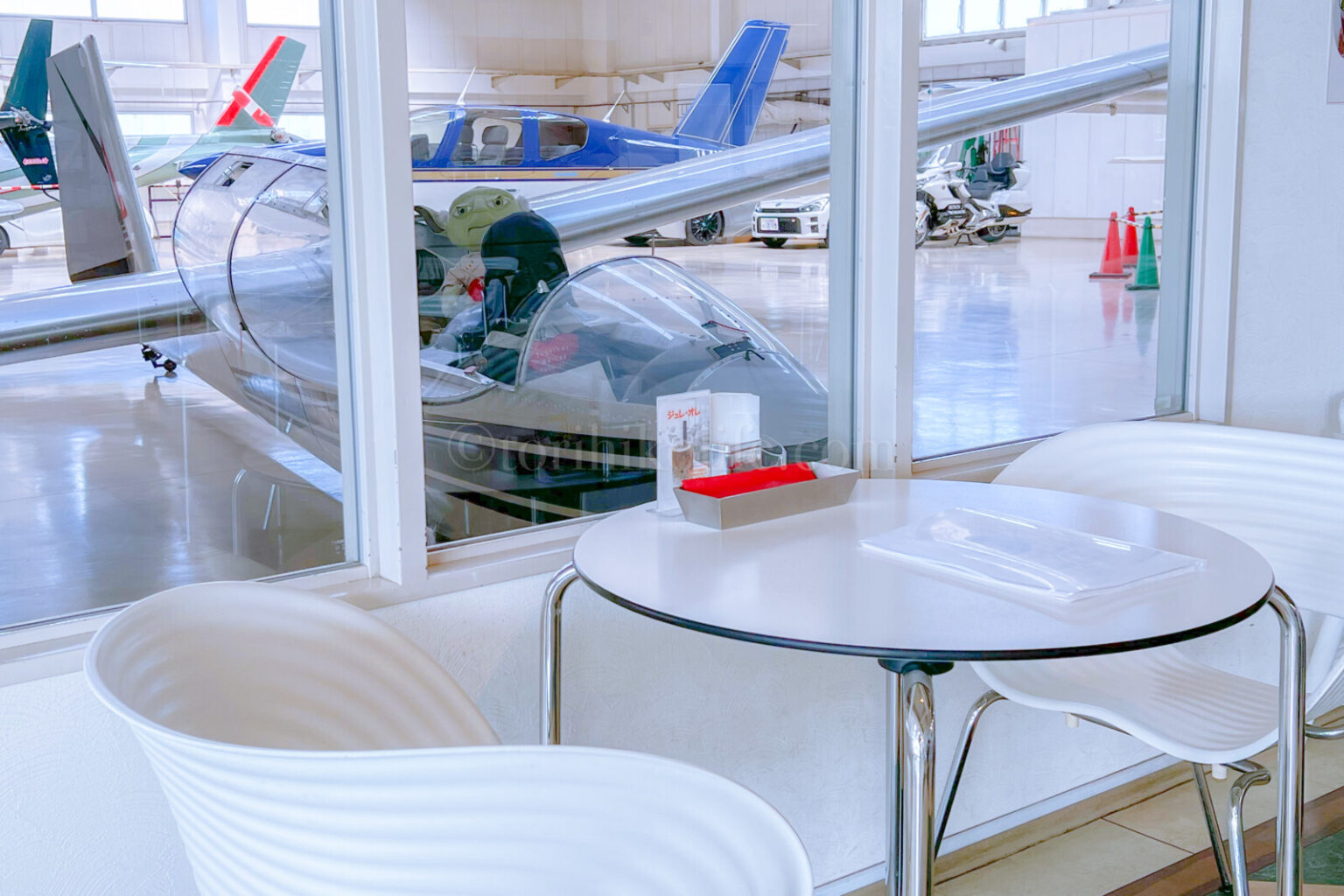 【調布の飛行機カフェ】「プロペラカフェ」は窓から飛行場を一望できる穴場スポット とりひこライフ