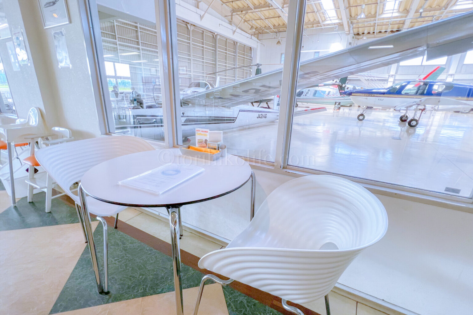 【調布の飛行機カフェ】「プロペラカフェ」は窓から飛行場を一望できる穴場スポット とりひこライフ